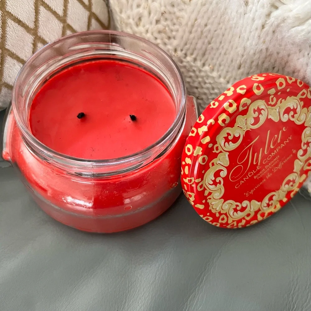 TYLER CANDLE COMPANY Glamorous Christmas 22 oz. BOUGIE PARFUMEE Perfumed Candle - Picture 1 of 11
